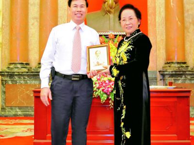 Vice President Nguyen Thi Doan awarded medals to Duong Ngoc Phat