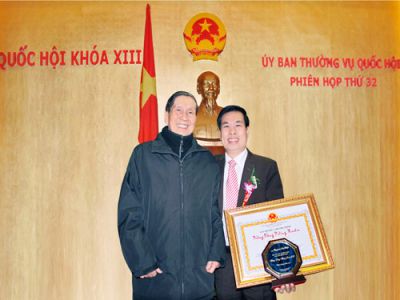 Chụp hình lưu niệm với Nhạc sĩ Phạm Tuyên tại Phủ chủ tịch